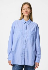Camicia azzurro chiaro a righe, con colletto classico, due tasche sul petto e maniche lunghe. Realizzata in un tessuto morbido con una vestibilità comoda.