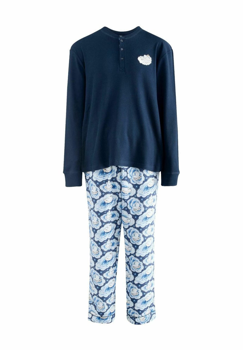 Top de manga larga de punto en color azul marino con tapeta de botones y parche de nube, combinado con pantalones de pijama de tejido suave con un estampado floral azul.