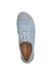 Chaussure en cuir bleu clair avec un bout rond, des détails cousus et des lacets blancs. L'intérieur présente une doublure beige avec le nom de la marque imprimé.