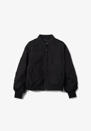 Zwarte bomberjack met ritssluiting aan de voorkant, geribde manchetten en zoom, en twee schuine voorzakken, plat gelegd op een witte achtergrond.