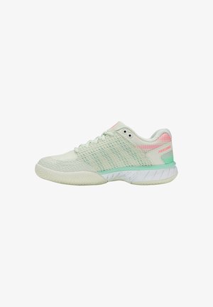 Chaussures de pickleball vert clair avec une tige texturée, des accents roses subtils et une semelle blanche avec un motif en zigzag pour une meilleure adhérence.