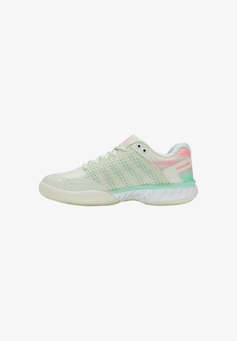 Chaussures de pickleball vert clair avec une tige texturée, des accents roses subtils et une semelle blanche avec un motif en zigzag pour une meilleure adhérence.