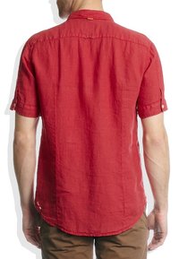 Rode linnen overhemd met korte mouwen, een button-down kraag, zichtbare naden en oprolbare mouwen. Gladde textuur met een relaxed fit ontwerp.
