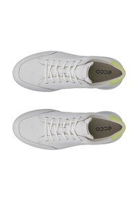 Białe skórzane sneakersy o gładkiej fakturze, okrągłym nosku i kontrastujących neonowozielonych akcentach na pięcie. Klasyczny design na sznurówki.