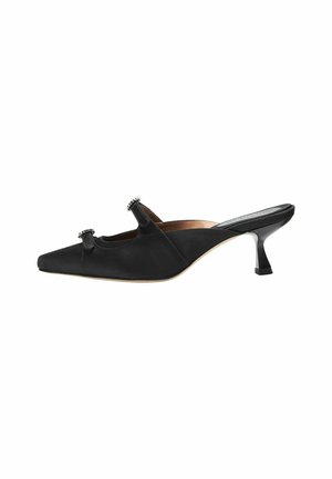 Schwarze Satin Slingback-Pumps mit spitzer Zehe, verziert mit zwei dekorativen Akzenten, verfügen über ein einzigartiges, kantiges Absatzdesign.