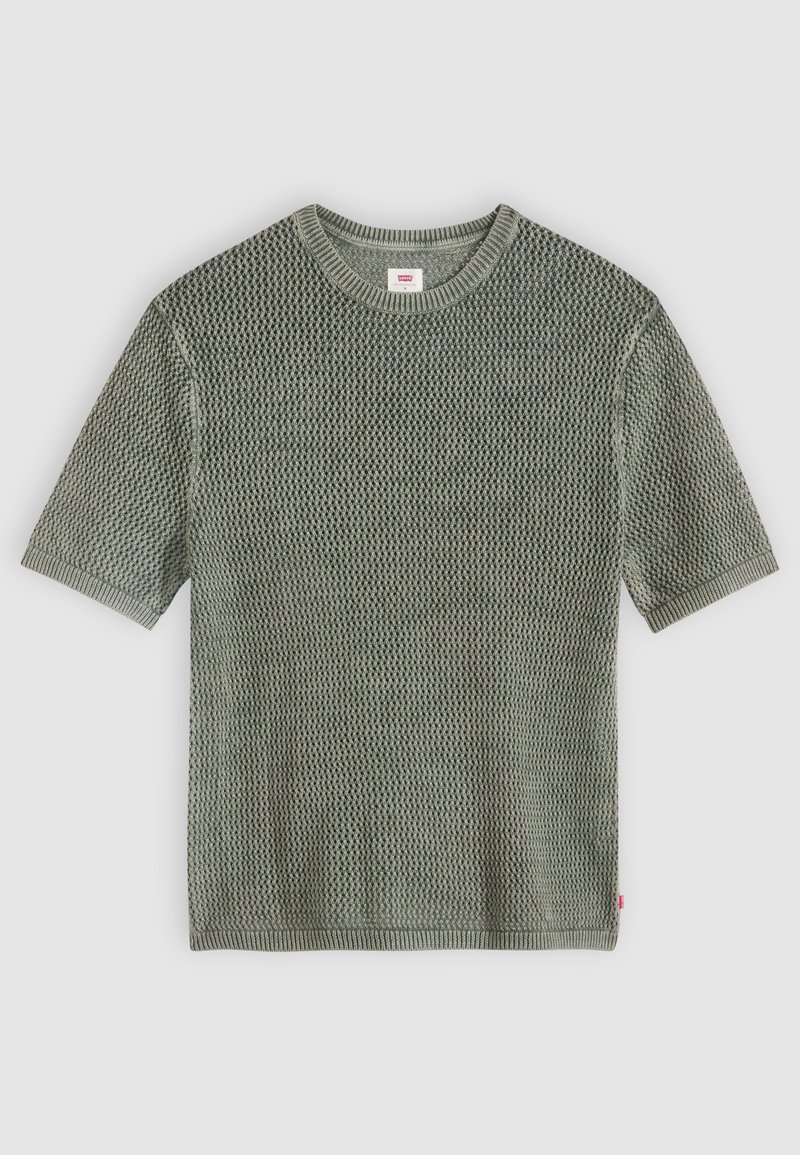 Suéter de punto de manga corta en verde oliva claro con patrón texturizado y cuello redondo, extendido plano sobre un fondo gris claro.