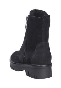 Schwarze Wildleder-Stiefeletten mit runder Spitze, Innenszipper und Gummisohle. Es zeichnet sich durch strukturierte Einsätze und einen leicht erhöhten Absatz aus.