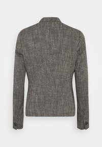 Harmaa teksturoidulla kuviolla varustettu bleiseri, jossa huoliteltu kaulus ja napilliset kalvosimet. Klassinen istuvuus, valmistettu kudotusta kankaasta. Näkyy takaapäin.