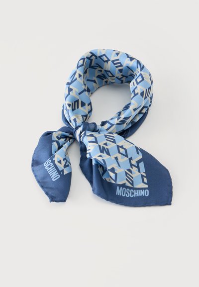Μπλε και ανοιχτό μπλε φουλάρι Moschino με σχέδιο, δεμένο σε θηλιά, με τυπωμένο το όνομα της επωνυμίας στις άκρες, εμφανιζόμενο σε λευκό φόντο.
