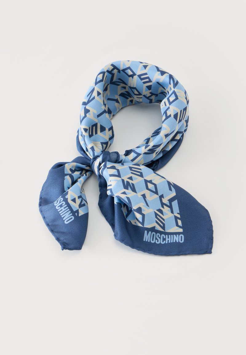 Pañuelo Moschino azul y azul claro con estampado, atado en un lazo, con el nombre de la marca impreso en los extremos, presentado sobre un fondo blanco.