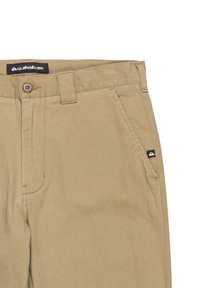 Beige katoenen chinos met een rechte pasvorm, voorzien van een knoopsluiting, zijzakken en een klein zwart logolabel op de tailleband.
