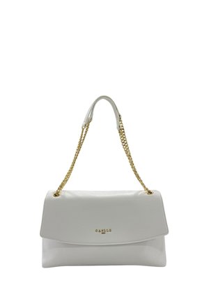 Borsa a tracolla in pelle bianca con cinghie a catena d'oro e logo "GABRIE" dorato sulla patta frontale.