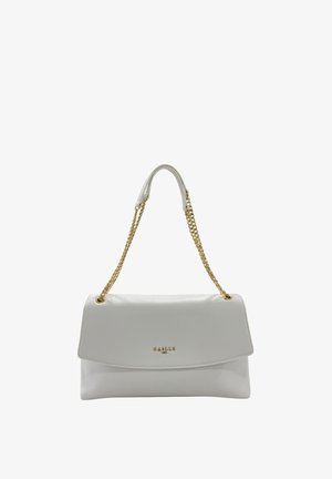 Borsa a tracolla in pelle bianca con cinghie a catena d'oro e logo "GABRIE" dorato sulla patta frontale.