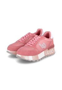 Sneaker rosa realizzati in materiali mesh e suede, caratterizzati da una parte superiore testurizzata, una suola bianca spessa con accenti glitterati e un dettaglio del logo ricamato.