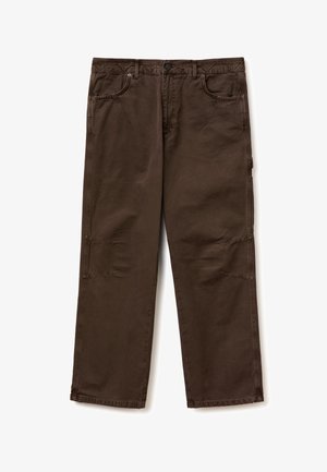 Pantalon de travail marron droit avec poches avant, passants de ceinture, coutures renforcées et une boucle latérale pour outils sur la jambe droite.