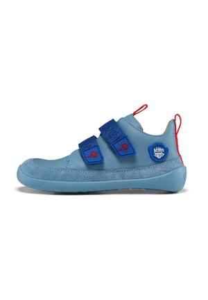 Scarpa per bambini blu con una superficie in suede testurizzato e materiale liscio, dotata di due strap in Velcro blu, dettagli rossi e suola in gomma.