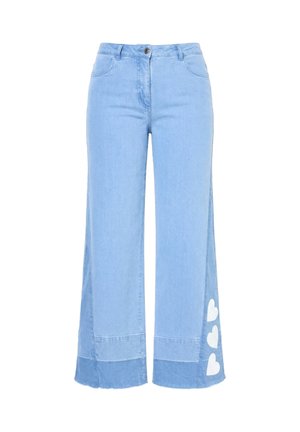 Hellblaue Jeans mit weitem Bein, Knopfverschluss, vorderen Taschen und drei weißen Herzformen in der Nähe des unteren Teils des linken Beins.