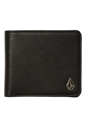 Billetera de cuero negro con una superficie texturada, presenta un acento de logo plateado y bordes cosidos. Forma rectangular con un perfil delgado.