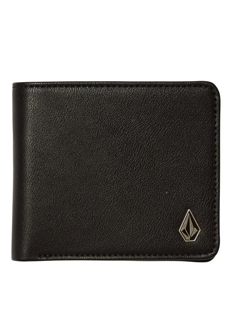 Billetera de cuero negro con una superficie texturada, presenta un acento de logo plateado y bordes cosidos. Forma rectangular con un perfil delgado.