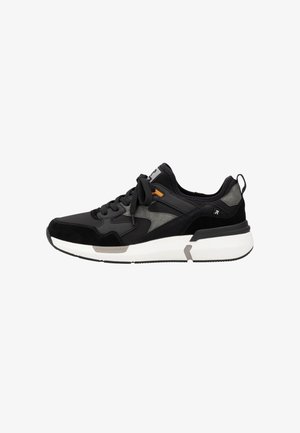 Scarpa sportiva nera con tomaia in suede e sintetico, accenti grigi a contrasto, design con lacci e una spessa suola bianca. Presenta un piccolo dettaglio arancione.