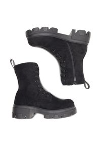 Cizme de luptă negre din suede, cu o talpă din cauciuc masivă și zimțată. Caracteristici includ șireturi, un fermoar pe lateral și un tab de prindere la călcâi.