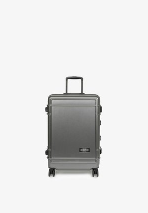 Grauer Hartschalenkoffer mit strukturierter Oberfläche, teleskopischem Griff und vier leisen Rollen; verfügt über ein Markenlogo an der Unterseite.