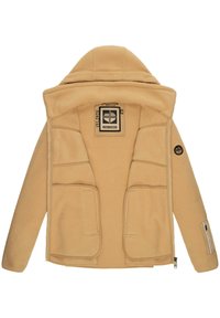 Chaqueta de forro polar beige con capucha, múltiples bolsillos frontales y manga con cremallera. Cuenta con una etiqueta que dice "EST. 2020" y un detalle del logo en la manga.