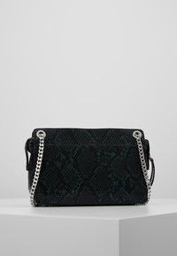 Borsa in pelle di serpente nera e verde con tracolla a catena, forma rettangolare, superficie strutturata e chiusura con zip sulla parte superiore.