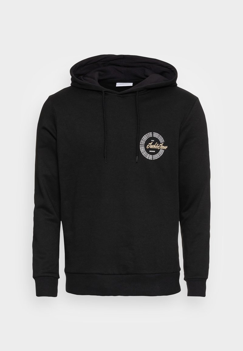 Sudadera con capucha negra fabricada en material suave, con un gráfico circular en texto blanco y dorado en el pecho, y con puños y dobladillo acanalados.