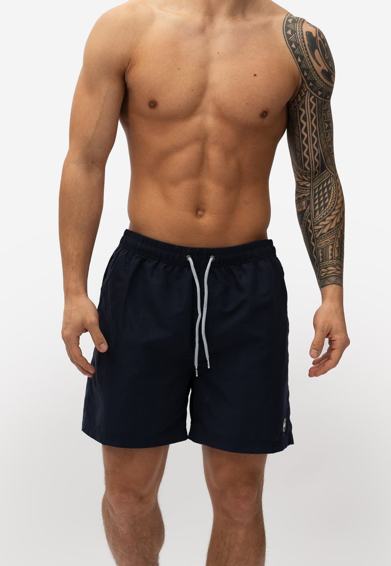 Marine zwemshorts met een elastische tailleband, trekkoord en zijzakken. Gemaakt van lichtgewicht materiaal, met een klein logo aan de zijkant.