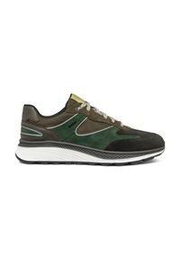 Sneaker con un mix di materiali in suede nero, verde scuro e oliva, dotato di una suola intermedia bianca testurizzata, lacci grigi e un colletto imbottito.