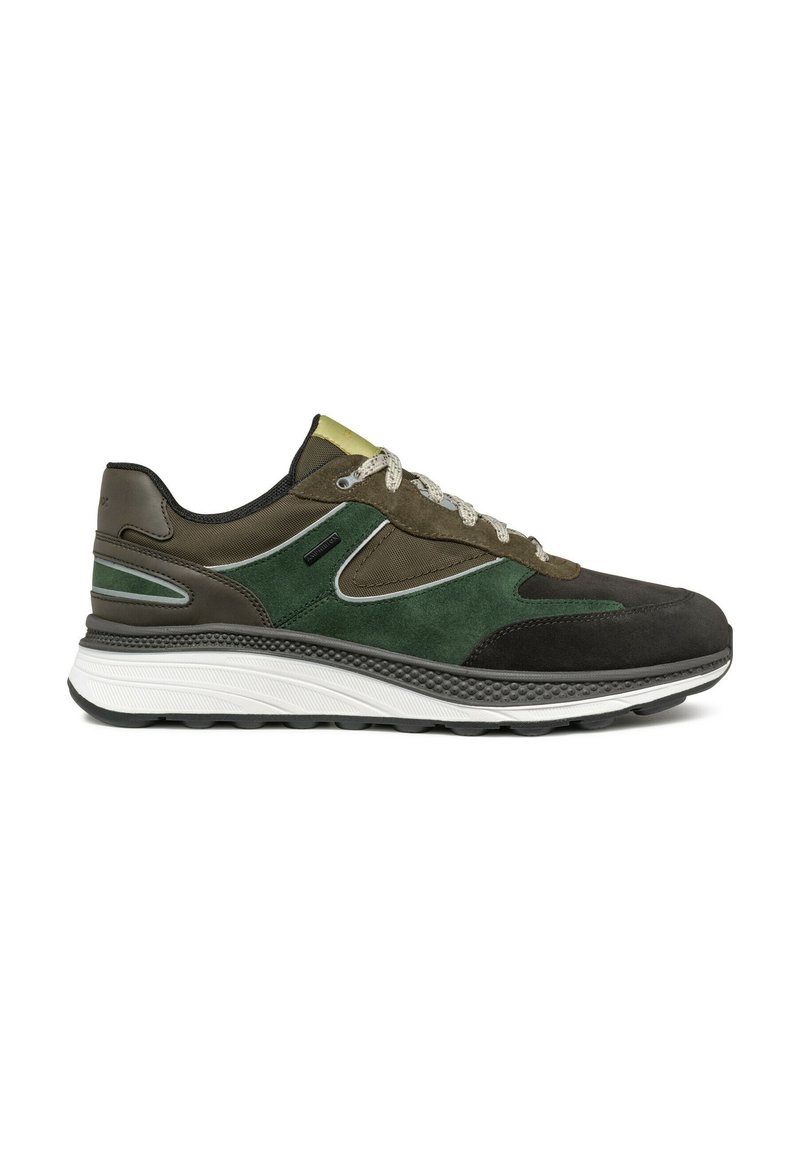 Sneaker con un mix di materiali in suede nero, verde scuro e oliva, dotato di una suola intermedia bianca testurizzata, lacci grigi e un colletto imbottito.