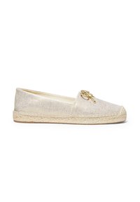 Beige espadrilleschoen met een bovenwerk van gestructureerde stof, een jute tussenzool en decoratief goudkleurig beslag aan de voorkant. Platte, afgeronde teenvorm.