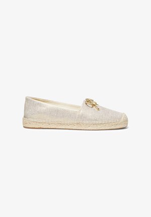 Beige espadrilleschoen met een bovenwerk van gestructureerde stof, een jute tussenzool en decoratief goudkleurig beslag aan de voorkant. Platte, afgeronde teenvorm.