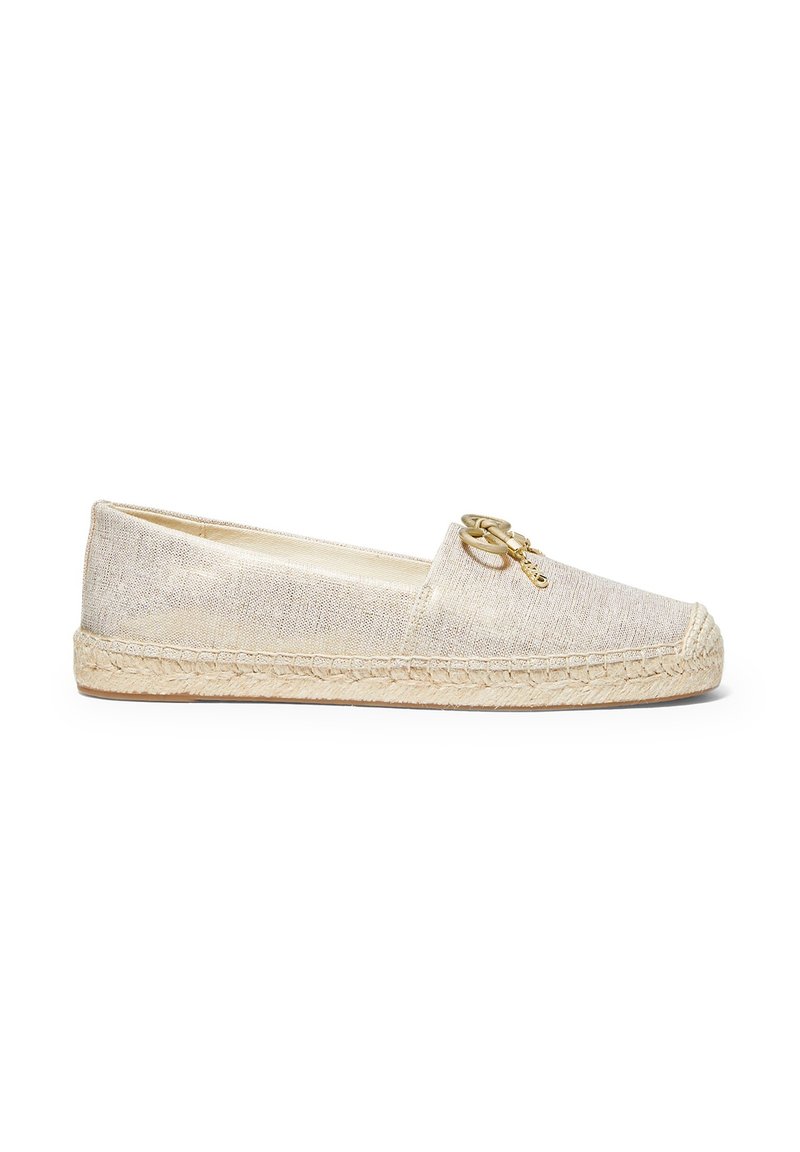 Beige espadrilleschoen met een bovenwerk van gestructureerde stof, een jute tussenzool en decoratief goudkleurig beslag aan de voorkant. Platte, afgeronde teenvorm.