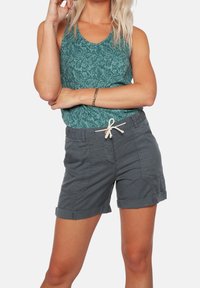 Szare bawełniane szorty z elastycznym pasem na sznurek, dwiema przednimi kieszeniami i podwiniętym brzegiem. W połączeniu z niebieską, wzorzystą bluzką na ramiączkach.