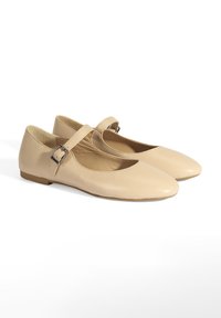 Beige Leder Ballerinas mit abgerundetem Zeh, Knöchelriemen und silberner Schnalle. Glatte Textur mit einer flachen Sohle für Komfort.