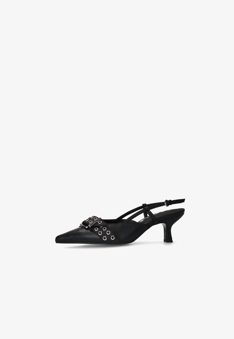 Escarpins à talon slingback noirs avec un bout pointu, une lanière décorative avec des œillets en métal argenté, et un petit talon conique. Matériau en cuir lisse.