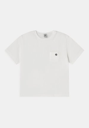 Hvid T-shirt med korte ærmer og en lille lomme på venstre bryst, med rund halsudskæring og et lille rundt logo på lommen.