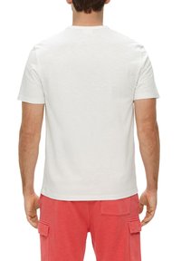s.Oliver MIT BRUSTTASCHE - T-shirt basic - weiß