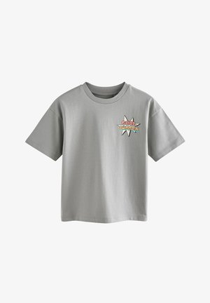 Graues Baumwoll-T-Shirt mit Rundhalsausschnitt, kurzen Ärmeln und einem Grafikdruck auf der Vorderseite, der den Text "COOL SUMMER" in einem Sonnenstrahl zeigt.