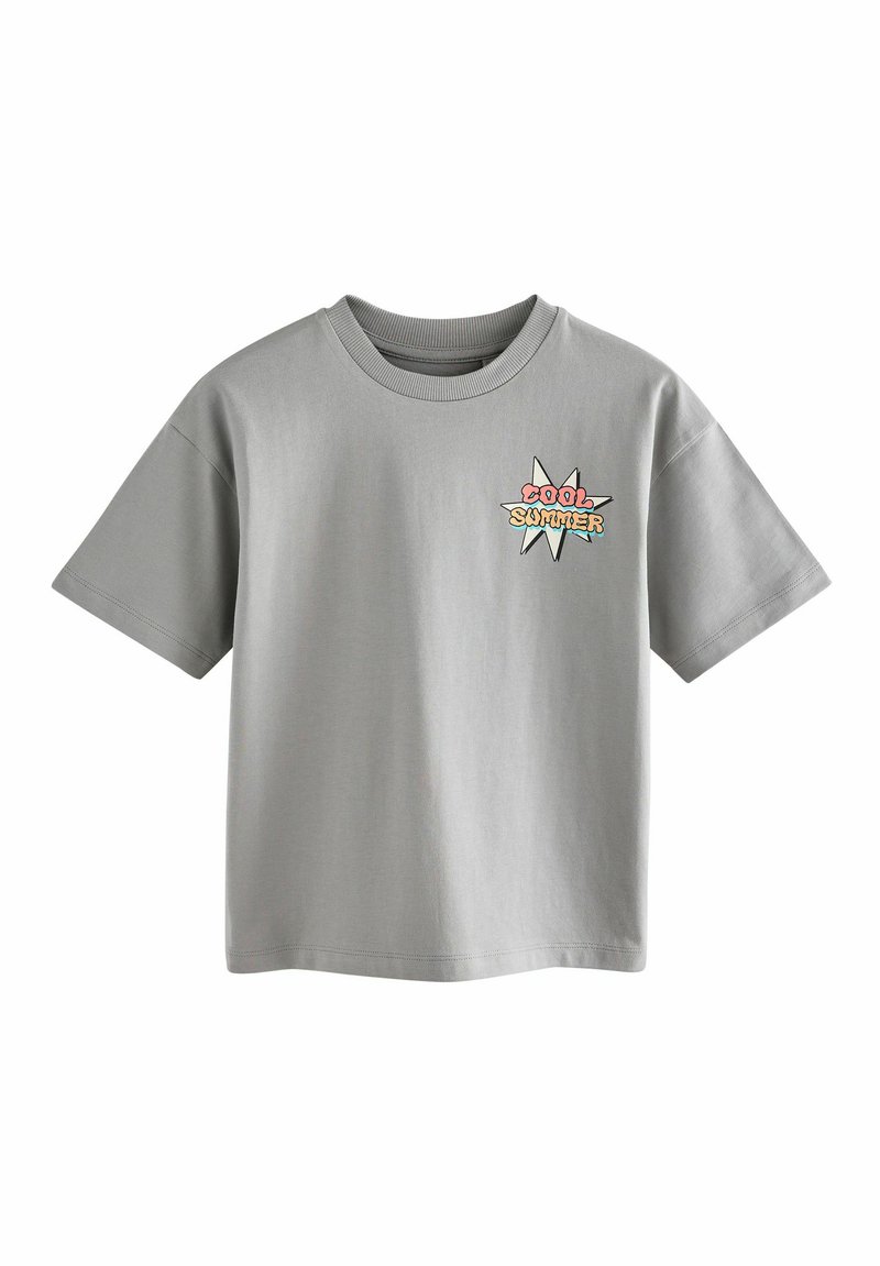 Camiseta de algodón gris con cuello redondo, mangas cortas y un gráfico en la parte frontal que presenta el texto "VERANO GENIAL" dentro de un estallido.