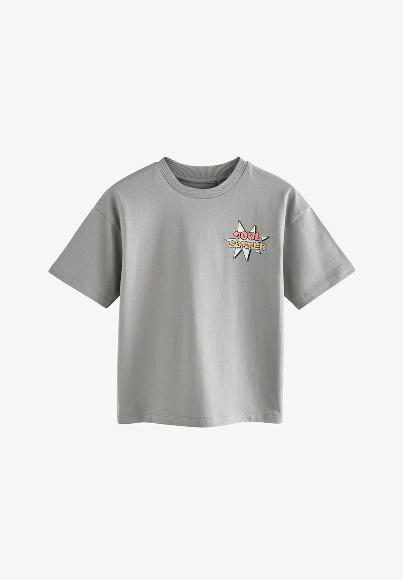Grå bomulds t-shirt med rund hals, korte ærmer og et frontgrafik med teksten "COOL SUMMER" indeni en stjerneglimt.