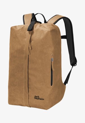 Bruine, gewaxte canvas rugzak met een voorvak met rits, verstelbare zwarte schouderbanden en een bovenklep. Voorzien van een merkembleem aan de zijkant.