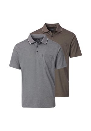 Twee korte mouwen polo's met kragen en borstzakken, één in grijs met zwarte knopen, de andere in bruin met bijpassende knopen.