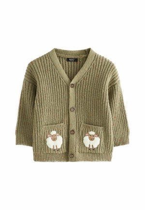 Grüne gestrickte Kinderstrickjacke mit Knöpfen und zwei Vordertaschen, jeweils mit einer weißen Schaf-Applikation verziert.