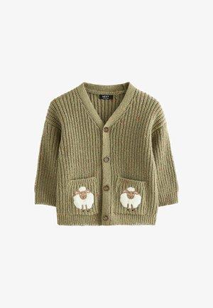 Grüne gestrickte Kinderstrickjacke mit Knöpfen und zwei Vordertaschen, jeweils mit einer weißen Schaf-Applikation verziert.