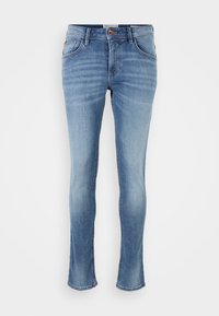 Jeans de mezclilla azul claro con corte recto, que presentan cinco bolsillos, un cierre de botón metálico y un ligero desgaste para aportar textura.