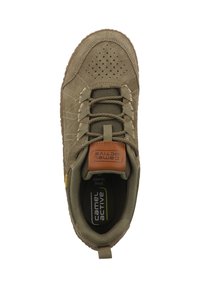 Baskets vert olive avec une tige en daim, des accents en maille et des détails perforés. Présente une étiquette de marque en cuir marron et une doublure textile.