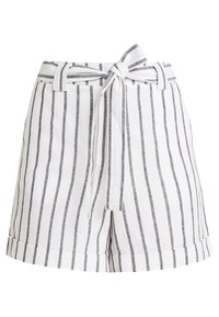 Białe i szare spodenki w paski z wysokim stanem, materiałowym paskiem i podwiniętymi nogawkami, o lekkiej strukturze i dopasowanym kroju.